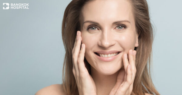 Radiowellen helfen, die Haut zu glätten und Falten zu reduzieren für ein jugendlicheres Aussehen.