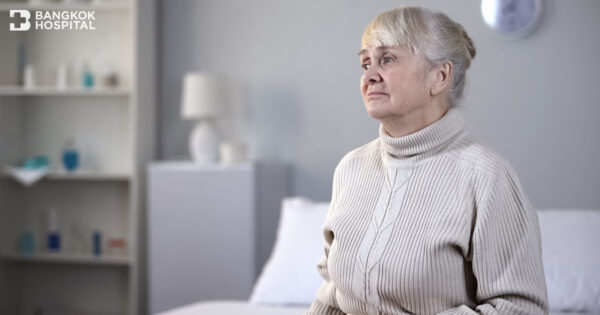 Das Empty-Nest-Syndrom: Depressivität durch Einsamkeit, wenn die Kinder nicht zu Hause sind. Image