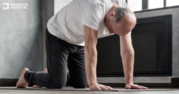 Simulieren Sie Stürze, um älteren Menschen beizubringen, wie sie wieder aufstehen, ohne in ein Koma zu fallen. Image