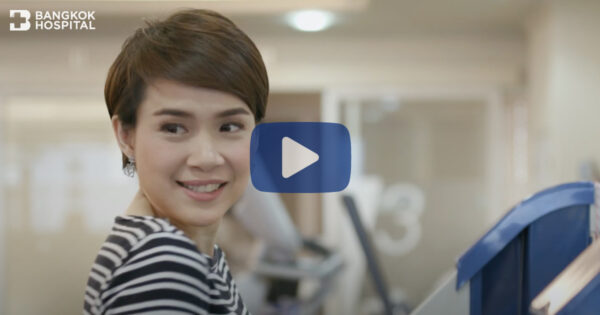 Aktualisierung des Zustands nach Kreuzbandrekonstruktion im Knie von Khun Suthita Panyayong durch das Bangkok Hospital Image