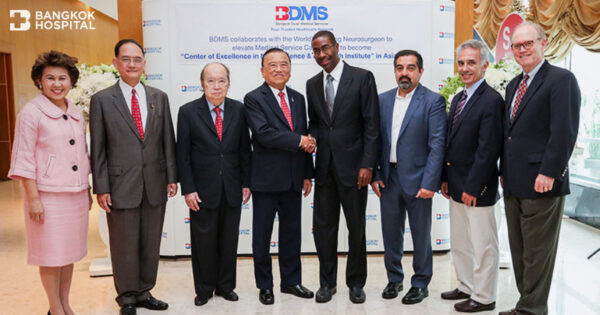 “脑之世纪”与 Keith L. Black 教授合作,他是世界著名的脑科手术医生。