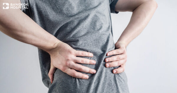 Chronische Rückenschmerzen, Hüftschmerzen, die bis ins Bein ausstrahlen durch das Iliosakralgelenk (SI JOINT PAIN) – Symptome, die einem Bandscheibenvorfall ähneln, jedoch nicht durch einen Bandscheibenvorfall verursacht werden. Image