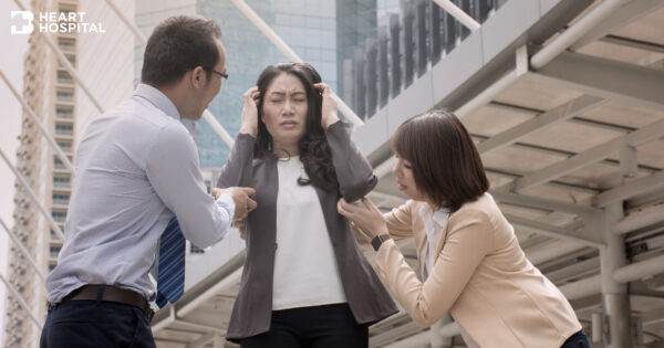 စားပွဲအနိမ့်အမြင့်စောင်း၍ နှလုံးကိုစစ်ဆေးခြင်း Image