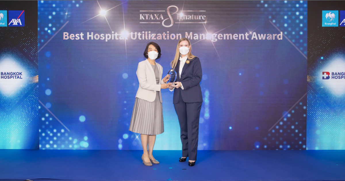 Bangkok Hospital Head Office Receives the Best Hospital Utilization Management Award  at the “Krungthai-AXA Signature Award 2023” Event