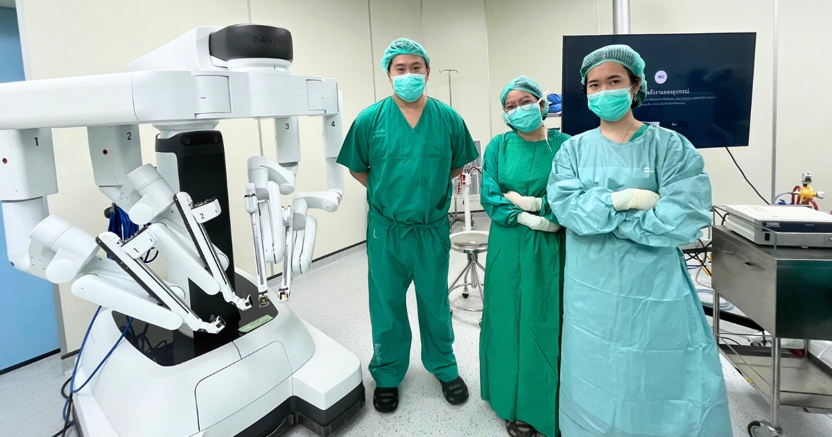 Bangkok Hospital and Bangkok Cancer Hospital Wattanosoth Send Doctors to Teach and Proctor Surgeries with the da Vinci Xi Surgical Robot at Police General Hospital