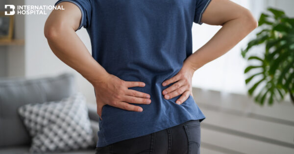 ปวดหลังร้าวลงขา ระวังกระดูกสันหลังเคลื่อนทับเส้นประสาท