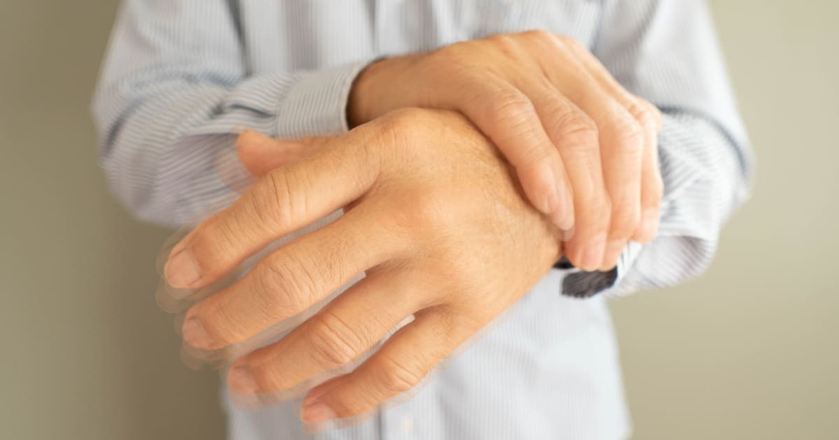 โรคพาร์กินสัน (Parkinson) - สาเหตุ อาการ การป้องกัน การรักษา