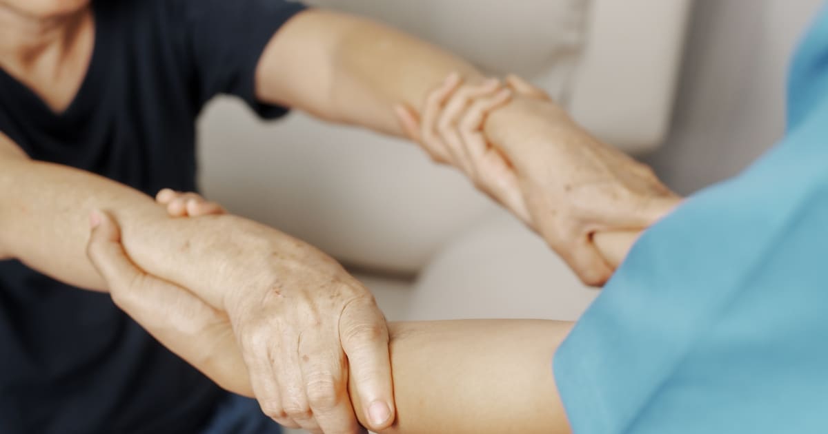 โรคพาร์กินสัน (Parkinson) - สาเหตุ อาการ การป้องกัน การรักษา