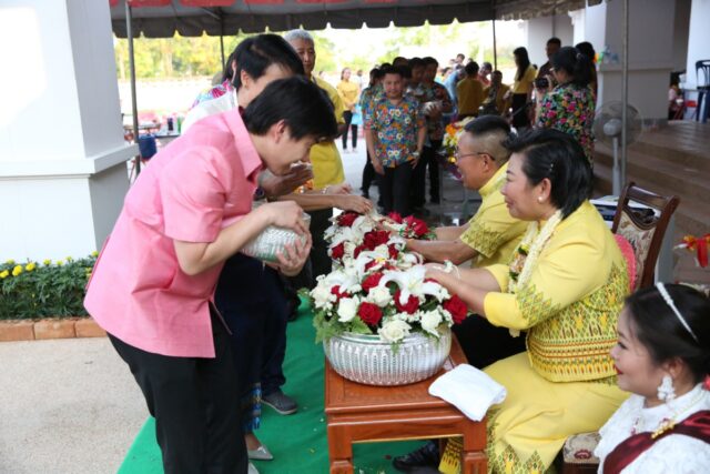 รดน้ำดำหัวผู้ว่าฯ จังหวัดขอนแก่น เนื่องในวันสงกรานต์