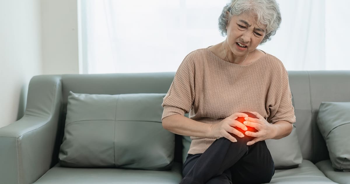 เข่าบวมในผู้สูงอายุ สัญญาณเตือนข้อเข่าเสื่อม