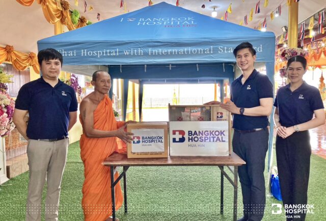 โรงพยาบาลกรุงเทพหัวหิน ถวายตู้ยา พร้อมยาและเวชภัณฑ์ และเต้นท์เอนกประสงค์ แด่วัดเก่าเขาน้อย ต.ปากน้ำปราณ Image