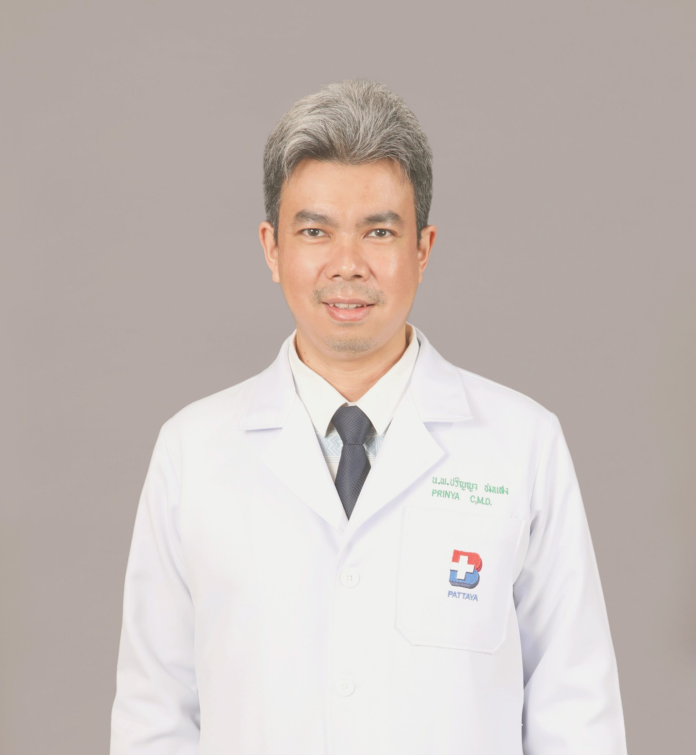นพ. ปริญญา ชมแสง 
