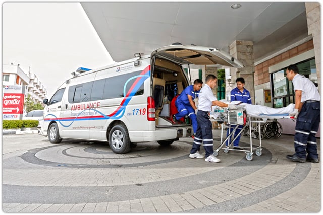 https://static.bangkokhospital.com/uploads/2025/09/Emergency-Ambulance-Big-2.jpg