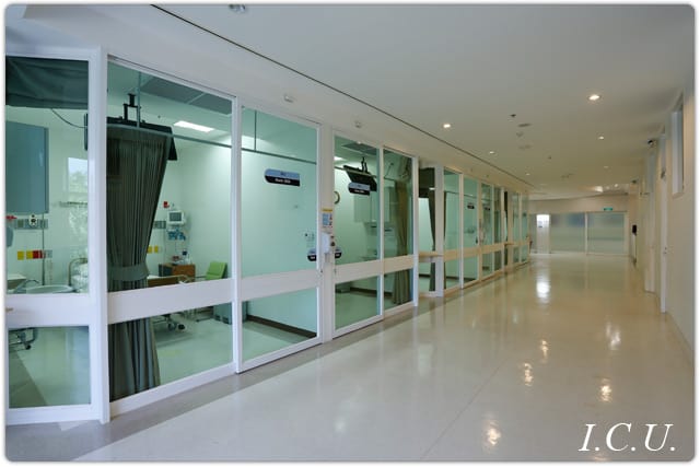 https://static.bangkokhospital.com/uploads/2025/09/ICU-Unit-02-Big-2.jpg