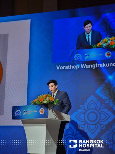 นายแพทย์ วรเทพ หวังตระกูลชัย ศัลยแพทย์ออร์โธปิดิกส์ ผลงานวิจัยในหัวข้อ "การลงแผลผ่าตัดข้อเข่าเทียมแบบใหม่" โดย โรงพยาบาลกรุงเทพระยอง
