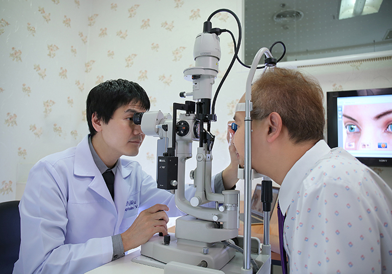 3 เคล็ดลับก่อนผ่าตัดต้อกระจก ให้มองชัดเหมือนตอนอายุ 30!