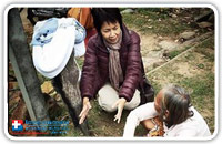 โครงการเสื้อผ้าลดโลกร้อน : นำเสื้อผ้าไปมอบที่จังหวัดศรีษะเกษ