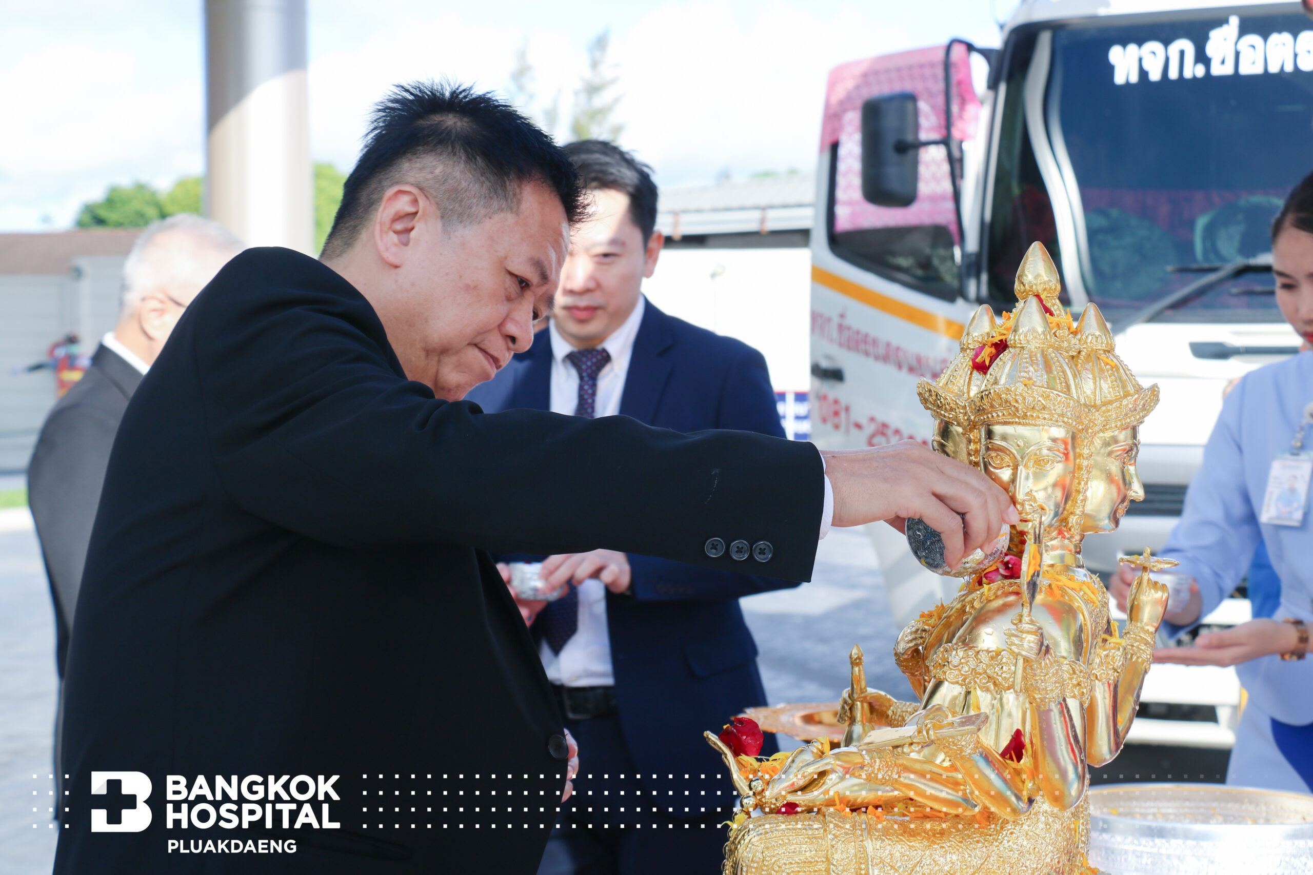 จัดพิธีตั้งศาลพระพรหม และศาลคุณตาคุณยาย โดย โรงพยาบาลกรุงเทพปลวกแดง