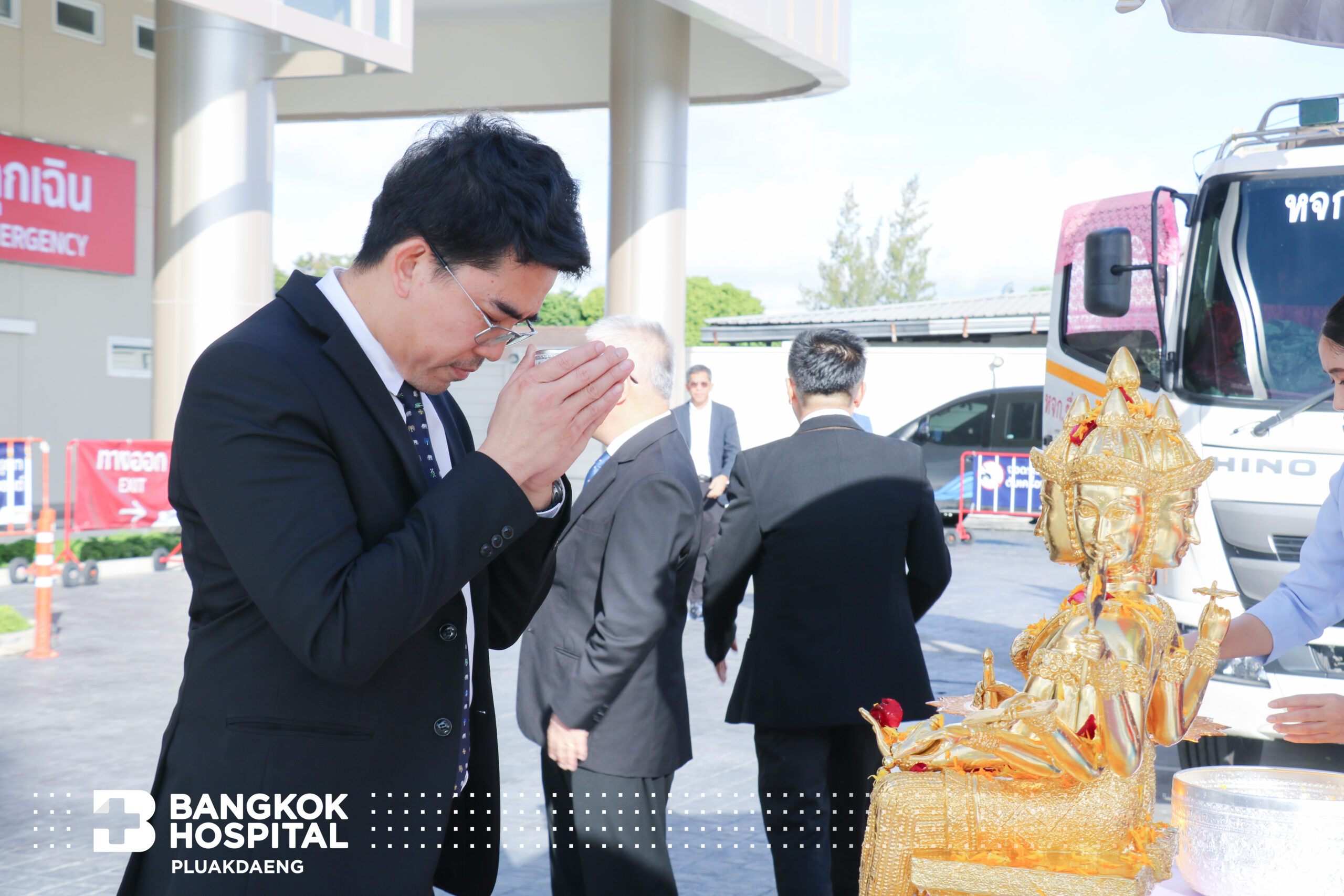 จัดพิธีตั้งศาลพระพรหม และศาลคุณตาคุณยาย โดย โรงพยาบาลกรุงเทพปลวกแดง