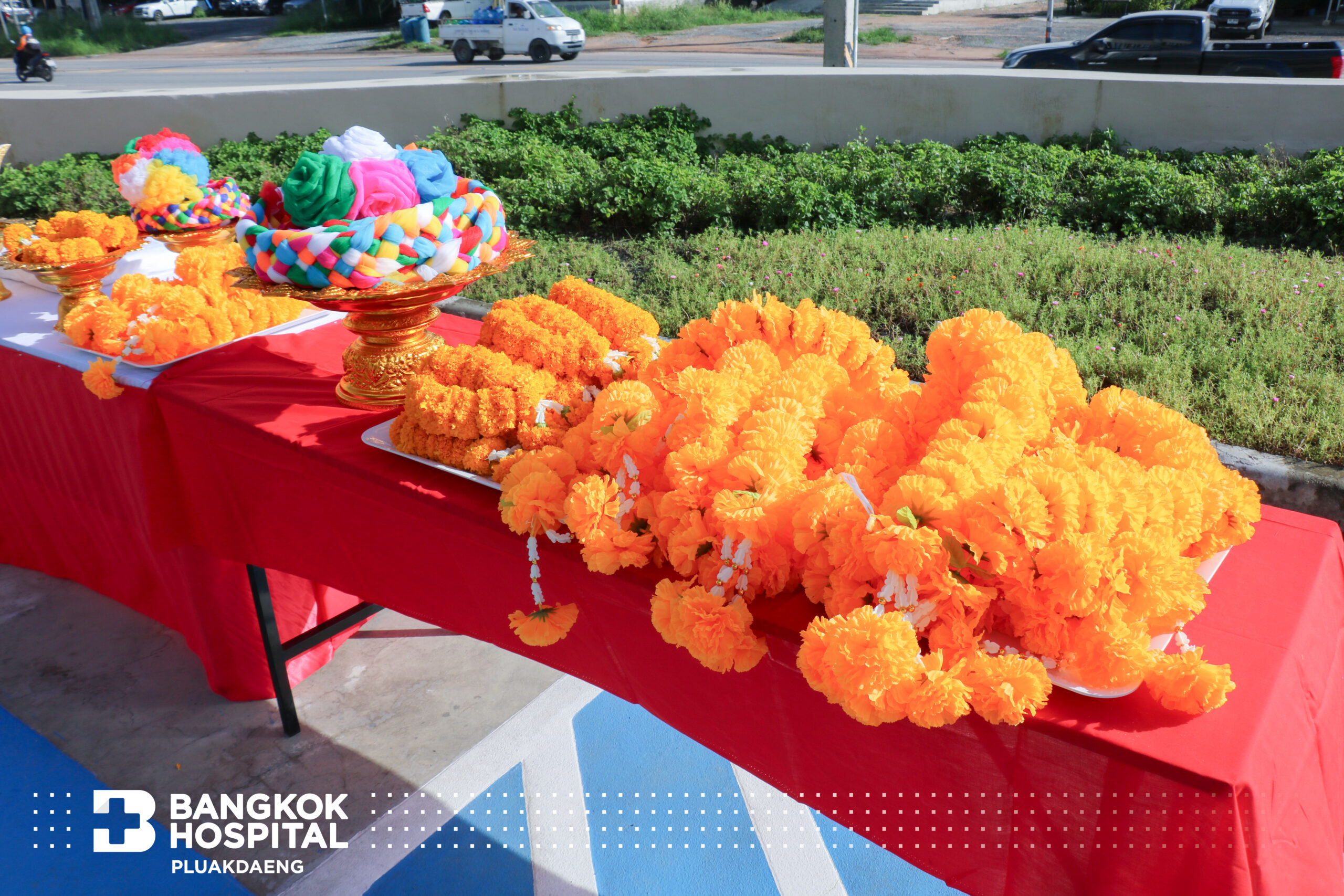 จัดพิธีตั้งศาลพระพรหม และศาลคุณตาคุณยาย โดย โรงพยาบาลกรุงเทพปลวกแดง