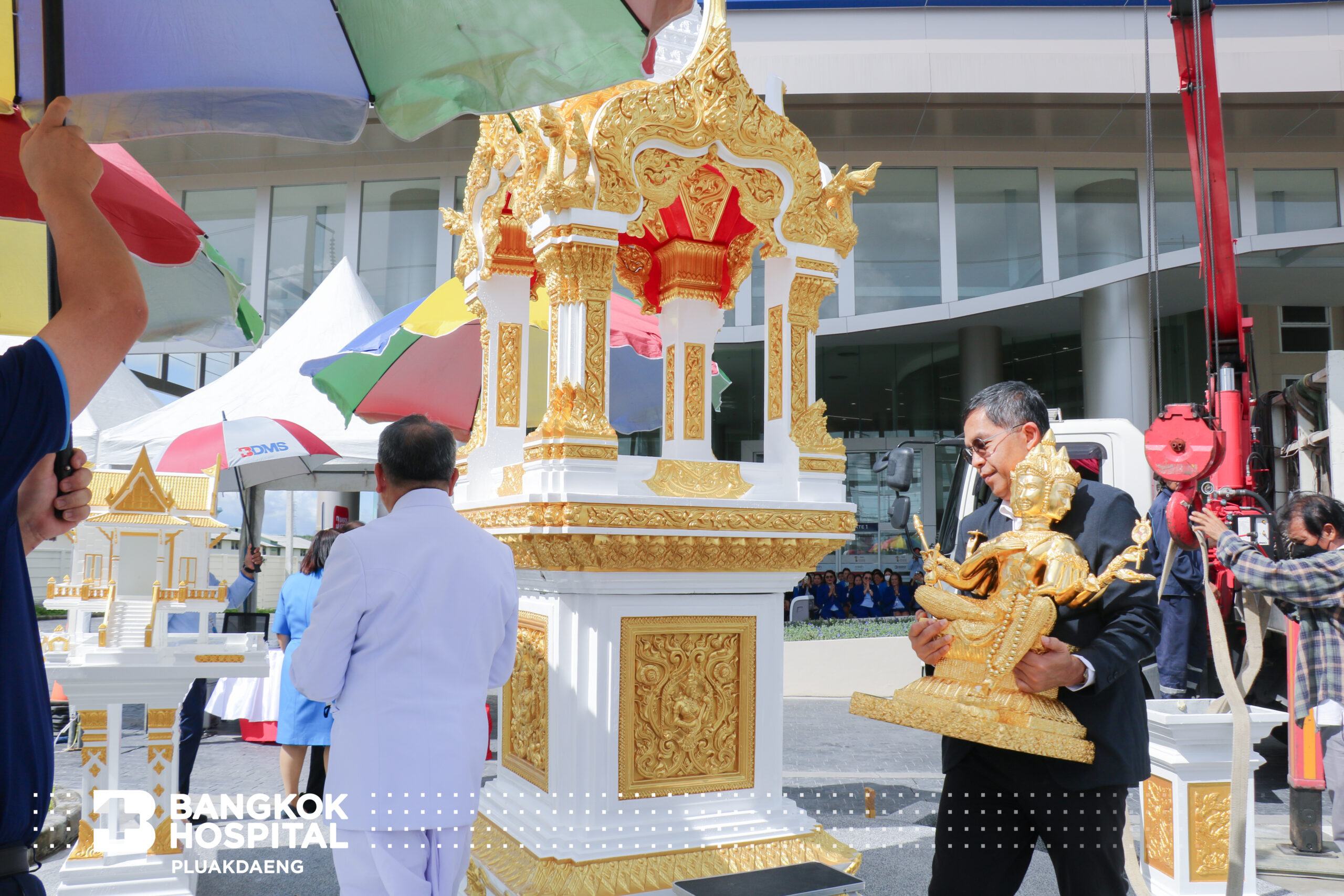 จัดพิธีตั้งศาลพระพรหม และศาลคุณตาคุณยาย โดย โรงพยาบาลกรุงเทพปลวกแดง