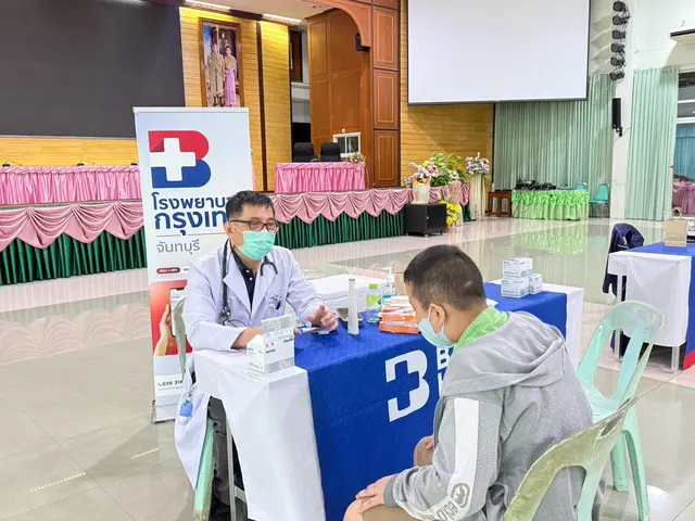 รพ.กรุงเทพจันทบุรี ยกขบวนเสริมเกราะภูมิคุ้มกันให้น้องๆ รร.สฤษดิเดช
