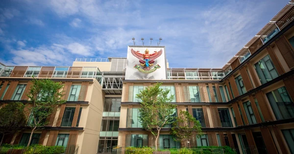 Upacara Pengangkatan Lambang Garuda untuk Ditempatkan di Gedung Rumah Sakit Bangkok International