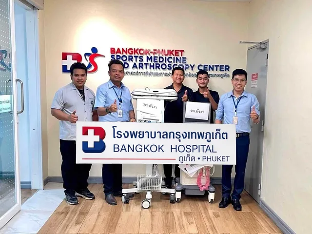 โรงพยาบาลกรุงเทพภูเก็ต มอบอุปกรณ์การแพทย์แก่โรงพยาบาลพังงา เสริมศักยภาพการดูแลผู้ป่วยในพื้นที่