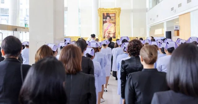 Zeremonie des Trauerns und der ehrerbietigen Erinnerung an die unermessliche Gnade Ihrer Majestät Königin Sirikit, der Königinmutter des Großmutter Königin der Nation.