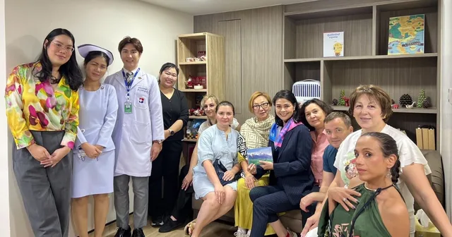 Ein medizinisches Team aus Kasachstan besuchte die Be Yourself Unit des Bangkok Krankenhauses, ein Vorbild für Dienstleistungen für Personen unterschiedlicher sexueller Orientierung.