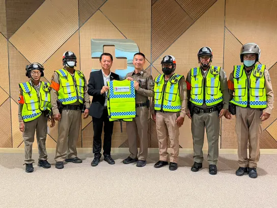 โรงพยาบาลกรุงเทพจันทบุรี สนับสนุนเสื้อสะท้อนแสงแก่สถานีตำรวจภูธรเมืองจันทบุรี