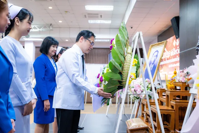 โรงพยาบาลกรุงเทพจันทบุรีโดย นายแพทย์วรวิทย์ สัมฤทธิ์ดี แพทย์ผู้แทนในนามองค์กรแพทย์ พร้อมคณะ