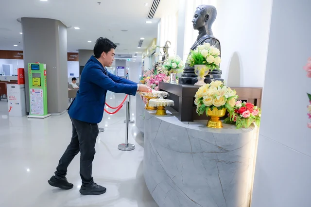โรงพยาบาลกรุงเทพจันทบุรี จัดพิธีวางพวงมาลาถวายราชสักการะ เนื่องใน "วันมหิดล"